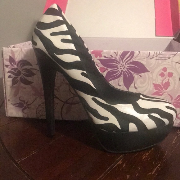 5 1/2 black and white heels - Picture 2 of 4